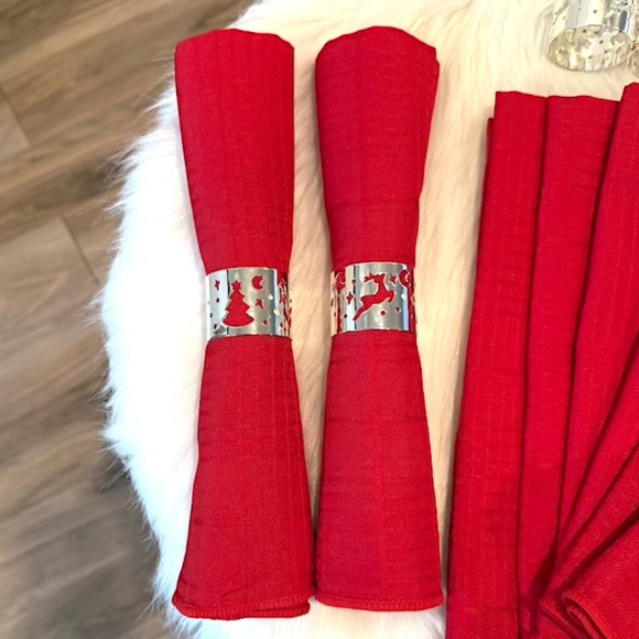 17 Piece Linen Set (Retail $103) - 1 Tablecloth, 8 Napkins, &  8 Rings - Picture 3 of 11